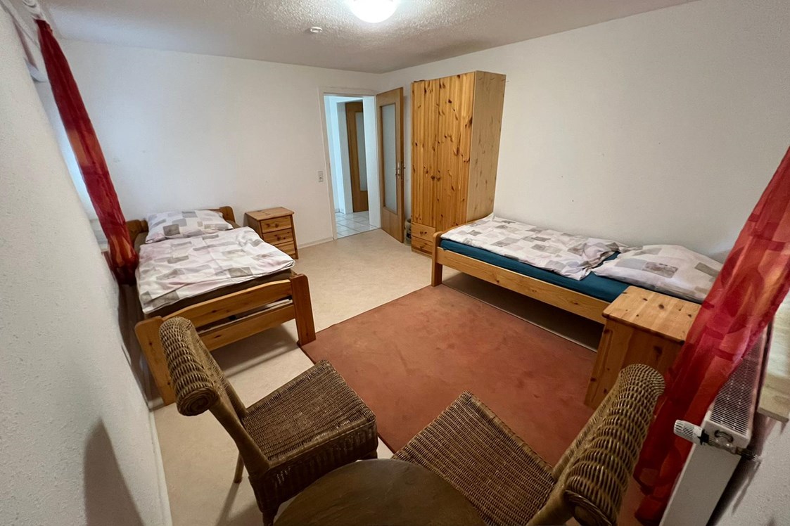 Monteurzimmer: Schlafzimmer mit 2 Einzelbetten in der neu ausgebauten Einliegerwohnung - Gästehaus VERA