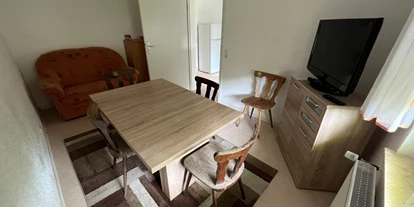 Monteurwohnung - Krautheim (Hohenlohekreis) - Esszimmer mit TV in der neu ausgebauten Einliegerwohnung - Gästehaus VERA