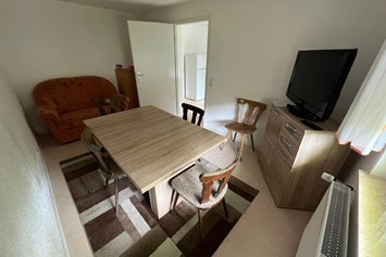 Monteurzimmer: Esszimmer mit TV in der neu ausgebauten Einliegerwohnung - Gästehaus VERA