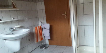 Monteurwohnung - Krautheim (Hohenlohekreis) - Badezimmer mit 2 Waschbecken und Dusche im Dachgeschoss - Gästehaus VERA