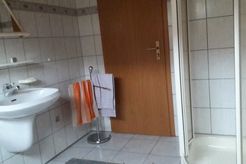 Monteurzimmer: Badezimmer mit 2 Waschbecken und Dusche - Gästehaus VERA
