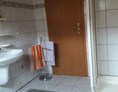 Monteurzimmer: Badezimmer mit 2 Waschbecken und Dusche - Gästehaus VERA