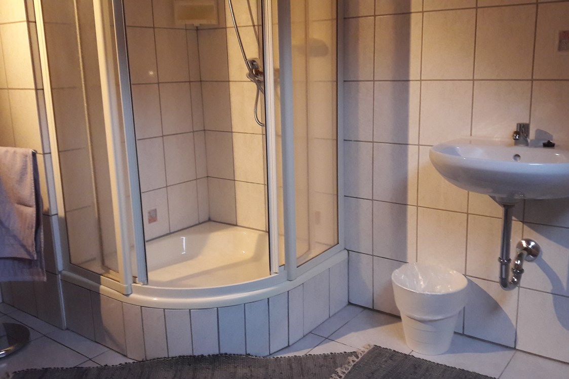 Monteurzimmer: Badezimmer mit 2 Waschbecken und Dusche im Dachgeschoss - Gästehaus VERA