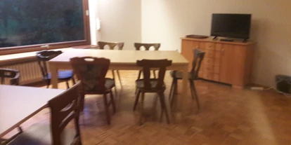 Monteurwohnung - Krautheim (Hohenlohekreis) - Aufenthaltsraum mit Fernseher in der Erdgeschosswohnung - Gästehaus VERA