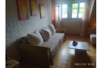Monteurzimmer: Wohnzimmer  Couch  - Rolf Diesslin