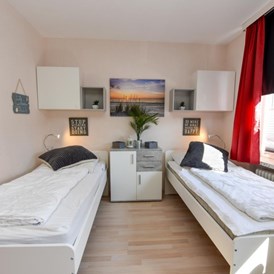 Monteurzimmer: 2 Einzelbetten (90/200) in Komforthöhe  - DiekleineEmma 