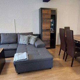 Monteurzimmer: Wohnzimmer - Geräumiges Apartment in Storkow mit kompletter Ausstattung