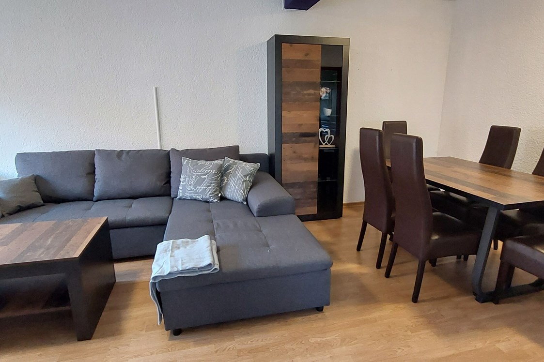 Monteurzimmer: Wohnzimmer - Geräumiges Apartment in Storkow mit kompletter Ausstattung