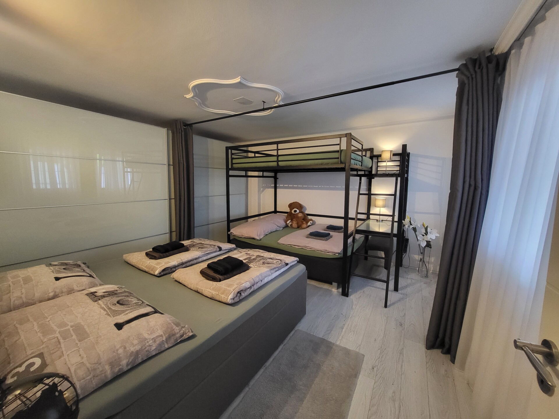 Monteurzimmer: Schlafzimmer - Fühl dich wie Zuhause! Ferienwohnung Luca