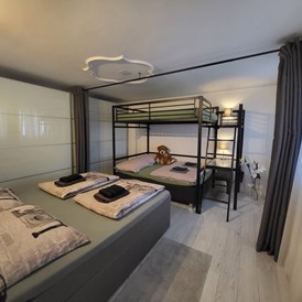 Monteurzimmer: Schlafzimmer - Fühl dich wie Zuhause! Ferienwohnung Luca