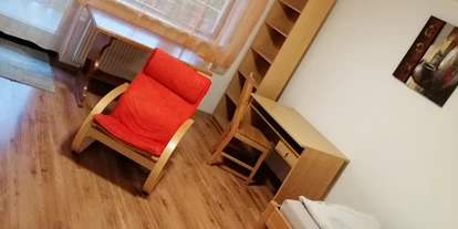 Monteurwohnung - Krautheim (Hohenlohekreis) - geräumiges Einzelzimmer mit Sessel, Schreibtisch und genügend Stauraum - Gästehaus Lori