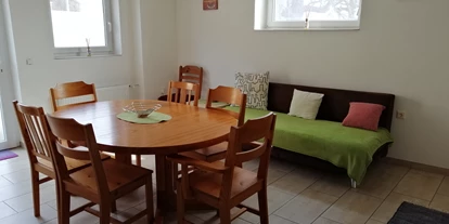 Monteurwohnung - Krautheim (Hohenlohekreis) - Wohn-Essküche mit Couch - Gästehaus Lori