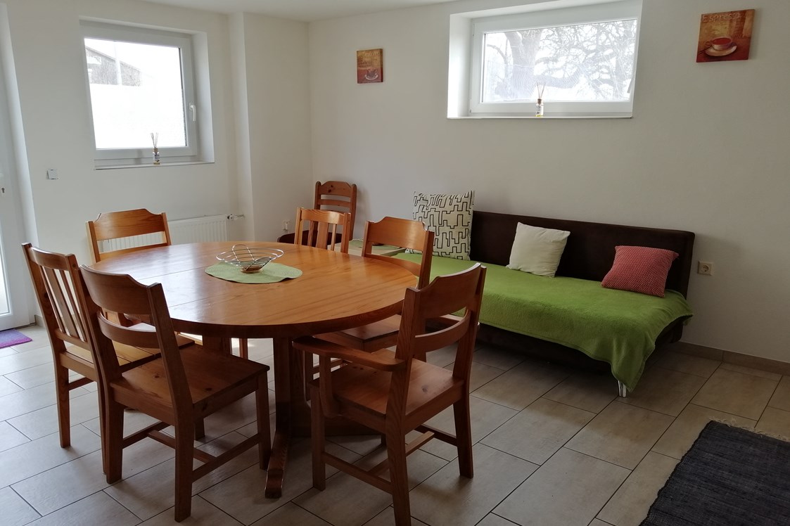 Monteurzimmer: Wohn-Essküche mit Couch - Gästehaus Lori