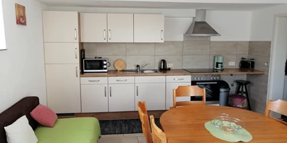 Monteurwohnung - Krautheim (Hohenlohekreis) - neue Wohn-Essküche im EG mit Couch und TV - Gästehaus Lori