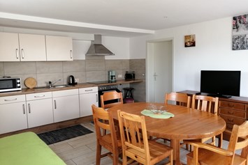 Monteurzimmer: neue Wohn-Essküche im EG - Gästehaus Lori