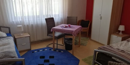 Monteurwohnung - Krautheim (Hohenlohekreis) - Zimmer mit 2 Einzelbetten - Gästehaus Lori
