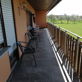 Monteurzimmer: großer Balkon mit schöner Aussicht - Gästehaus Lori