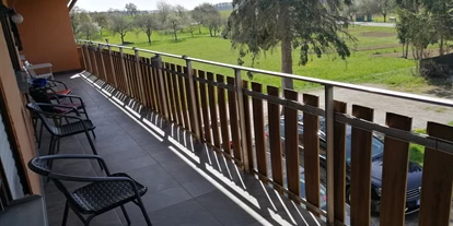 Monteurwohnung - Krautheim (Hohenlohekreis) - großer Balkon mit Parkplatz hinter dem Haus - Gästehaus Lori