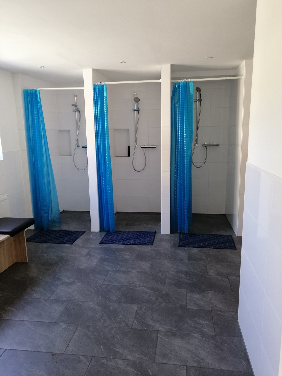 Monteurzimmer: Badezimmer mit 3 Duschen - Gästehaus Lori