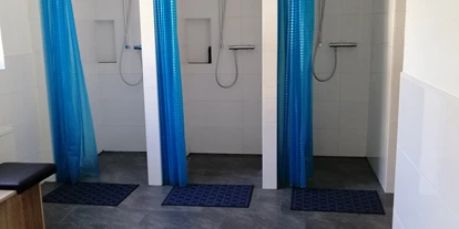 Monteurwohnung - Krautheim (Hohenlohekreis) - Badezimmer mit 3 Duschen - Gästehaus Lori