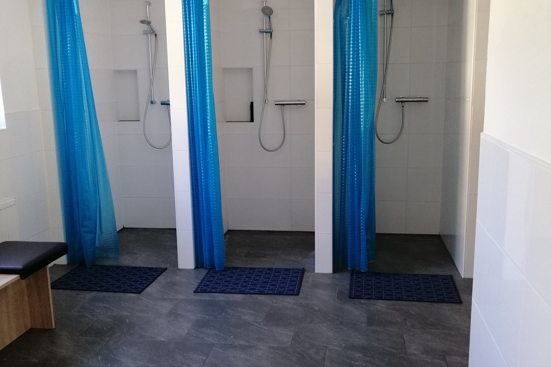 Monteurzimmer: Badezimmer mit 3 Duschen - Gästehaus Lori
