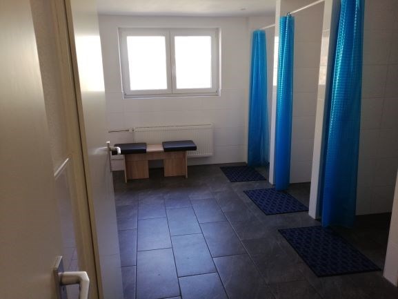 Monteurzimmer: Badezimmer mit 3 Duschen und 2 WC´s - Gästehaus Lori