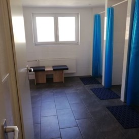 Monteurzimmer: Badezimmer mit 3 Duschen und 2 WC´s - Gästehaus Lori