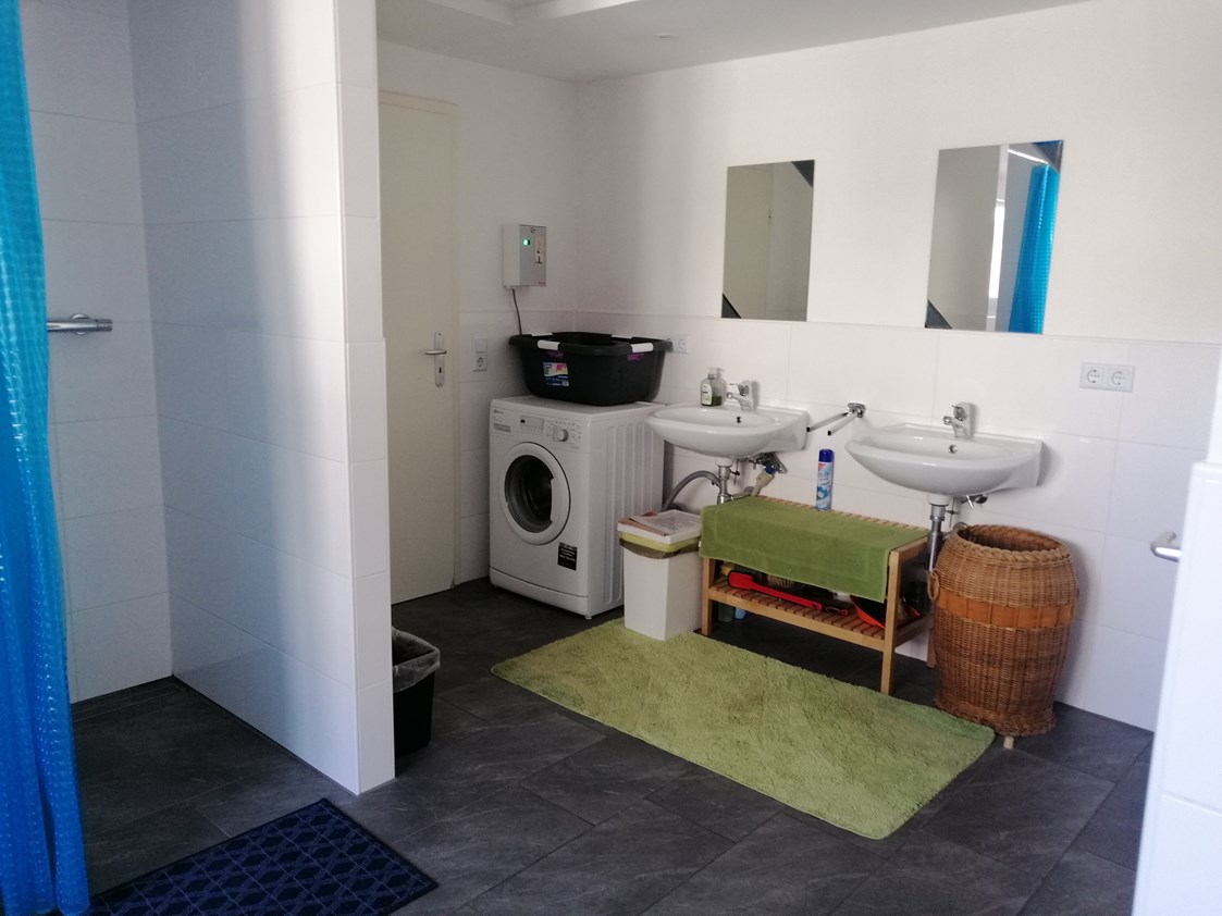 Monteurzimmer: Badezimmer mit 3 Duschen, 2 WC´s, 2 Waschbecken und Waschmaschine - Gästehaus Lori