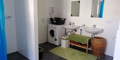 Monteurwohnung - Krautheim (Hohenlohekreis) - Badezimmer mit 3 Duschen, 2 WC´s, 2 Waschbecken und Waschmaschine - Gästehaus Lori
