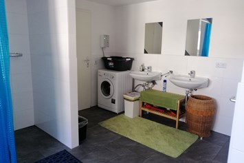 Monteurzimmer: Badezimmer mit 3 Duschen, 2 WC´s, 2 Waschbecken und Waschmaschine - Gästehaus Lori