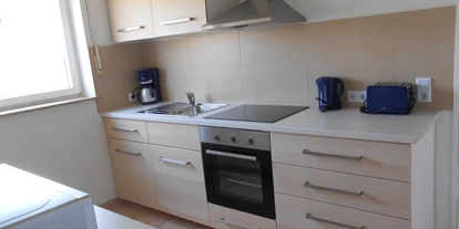 Monteurwohnung - Krautheim (Hohenlohekreis) - Küchenzeile rechts mit Toaster, Wasserkocher und Kaffemaschine - Gästehaus Lori
