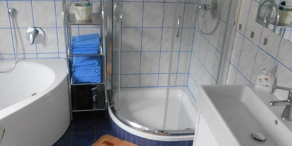 Monteurwohnung - Krautheim (Hohenlohekreis) - Badezimmer mit Dusche und Badewanne und Waschbecken - Gästehaus Lori