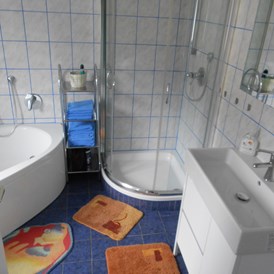 Monteurzimmer: Badezimmer mit Dusche und Badewanne und Waschbecken - Gästehaus Lori