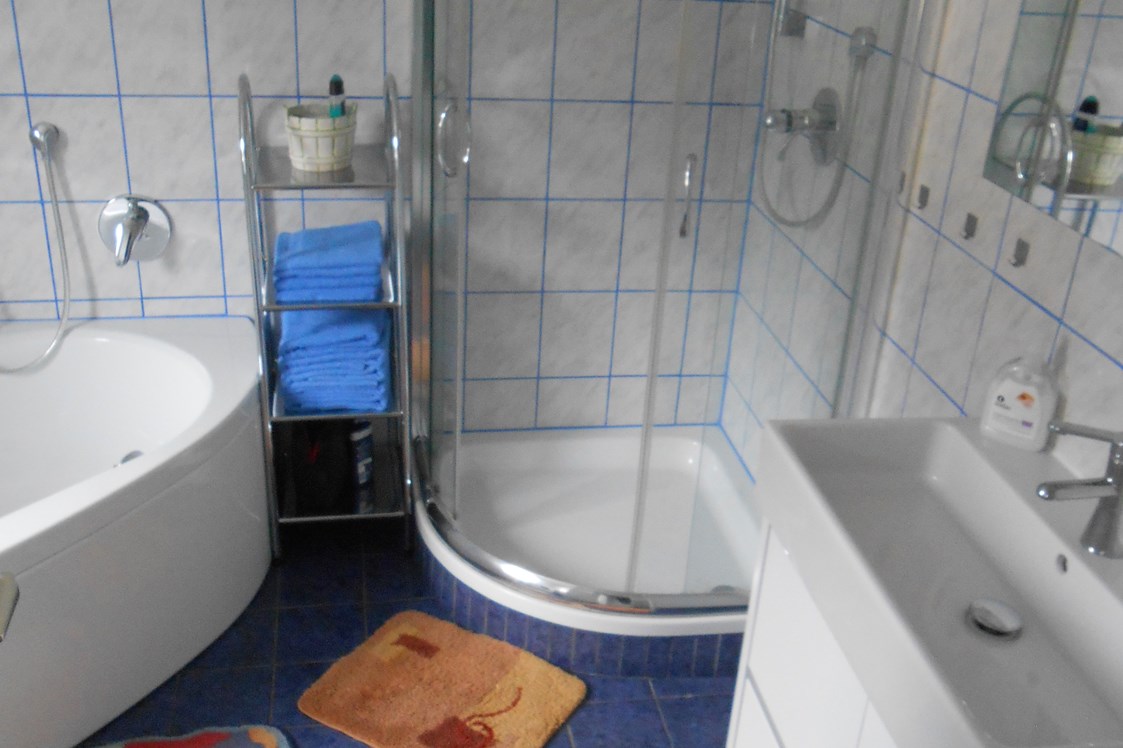 Monteurzimmer: Badezimmer mit Dusche und Badewanne und Waschbecken - Gästehaus Lori
