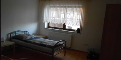Monteurwohnung - Krautheim (Hohenlohekreis) - Zimmer mit 2 Einzelbetten - Gästehaus Lori