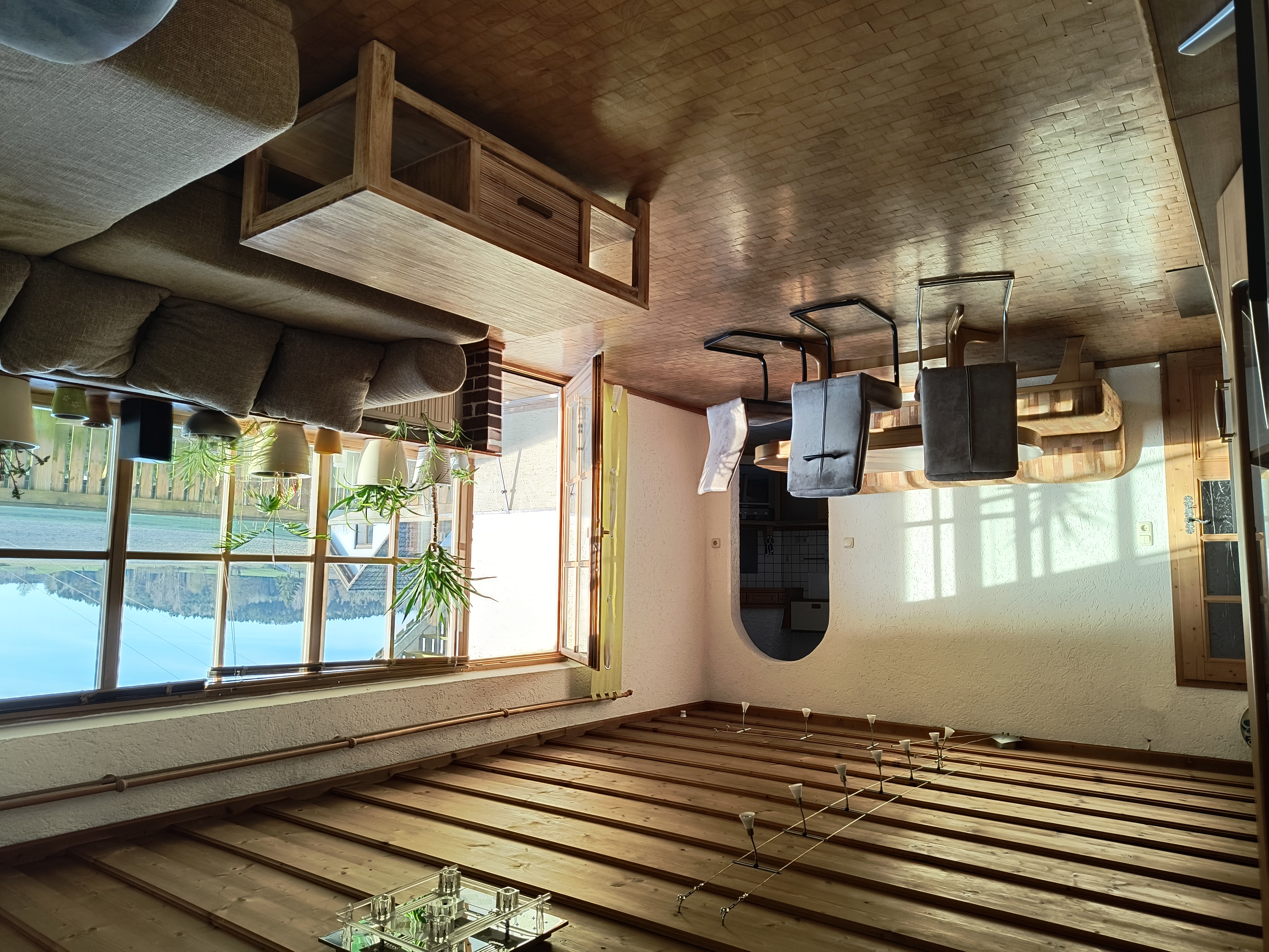 Monteurwohnung - Einzelbetten - Bayern - Wohn- Essbereich mit Zugang zur Küche und Balkon  - Ferienwohnung Lang 