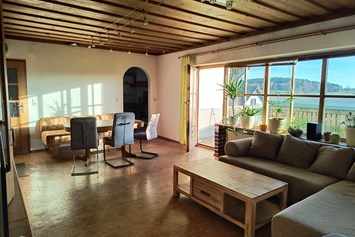 Monteurzimmer: Wohn- Essbereich mit Zugang zur Küche und Balkon  - Ferienwohnung Lang 