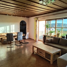 Monteurzimmer: Wohn- Essbereich mit Zugang zur Küche und Balkon  - Ferienwohnung Lang 