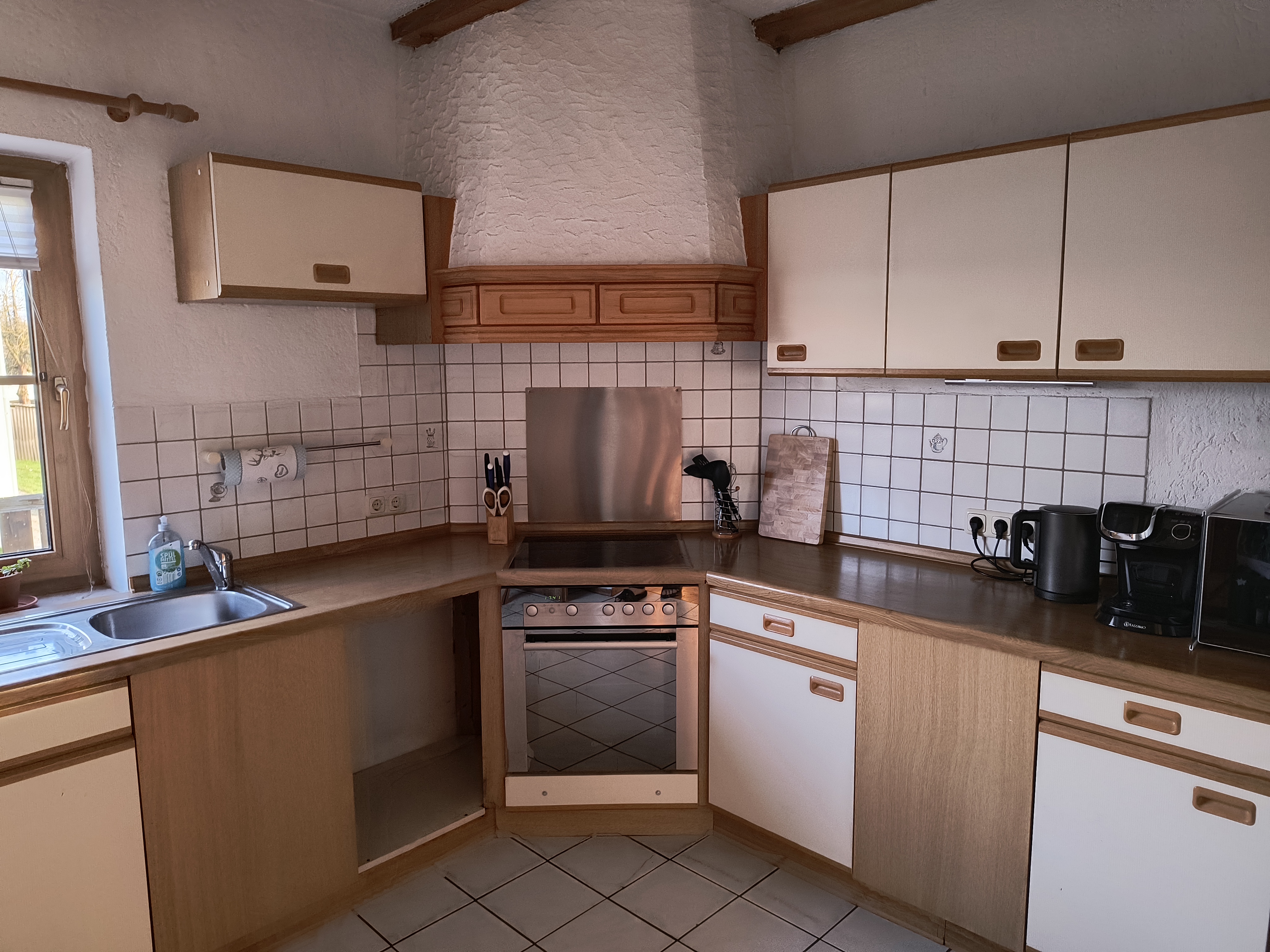 Monteurwohnung - Einzelbetten - Bayern - Gut ausgestattete Küche mit Sitzgelegenheiten  - Ferienwohnung Lang 