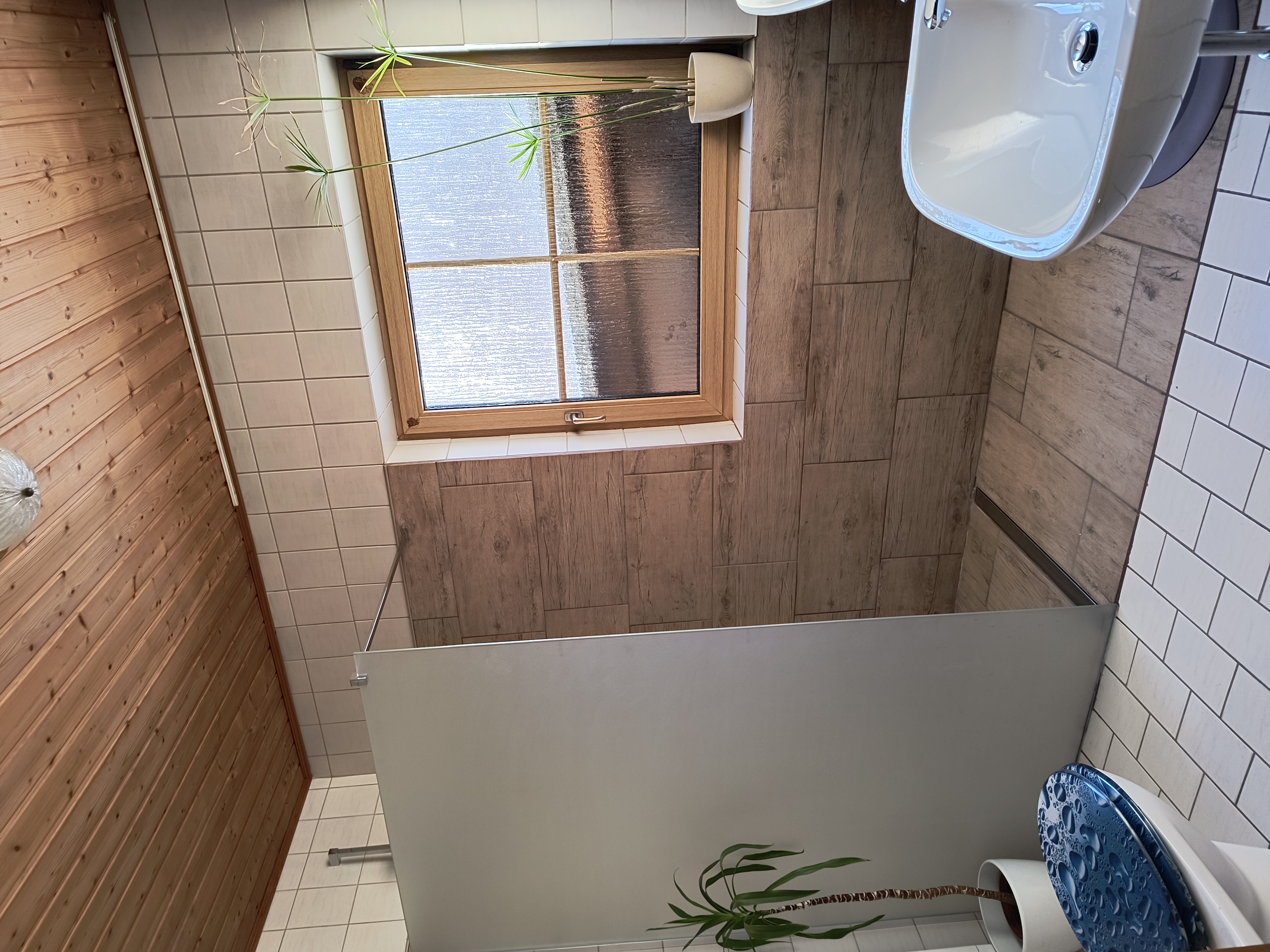 Monteurwohnung - Einzelbetten - Bayern - Bad mit geräumiger Dusche, Waschbecken und WC  - Ferienwohnung Lang 