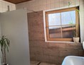 Monteurzimmer: Bad mit geräumiger Dusche, Waschbecken und WC  - Ferienwohnung Lang 