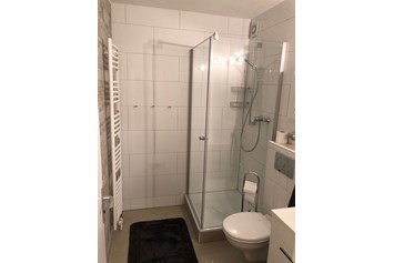 Monteurzimmer: Modernes Bad mit bodentiefer Dusche. - Voll möblierte Monteurwohnung - Nähe Düsseldorf, Neuss