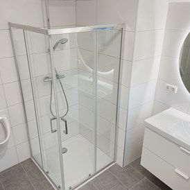 Monteurzimmer: Badezimmer mit Dusche  - Monteurzimmer2Rent