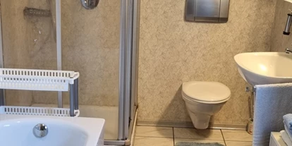 Monteurwohnung - Balkon - Deutschland - Badezimmer mit Dusche/ WC + Badewanne  - Monteurwohnungen & Apartment Elisabeth