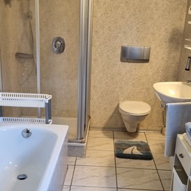 Monteurwohnung: Badezimmer mit Dusche/ WC + Badewanne  - Monteurwohnungen & Apartment Elisabeth 