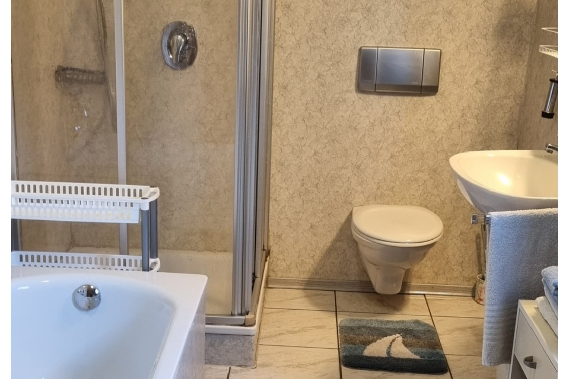 Monteurwohnung: Badezimmer mit Dusche/ WC + Badewanne  - Monteurwohnungen & Apartment Elisabeth 