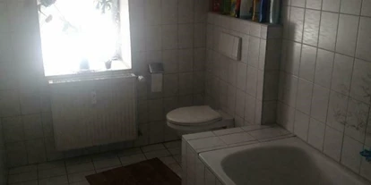 Monteurwohnung - Küche: Gemeinschaftsküche - Deutschland - Badezimmer mit Wanne und Dusche - Am-Mailinger-Moos Ingolstadt
