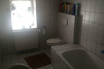 Monteurzimmer: Badezimmer mit Wanne und Dusche - Am-Mailinger-Moos Ingolstadt