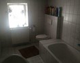 Monteurzimmer: Badezimmer mit Wanne und Dusche - Am-Mailinger-Moos Ingolstadt