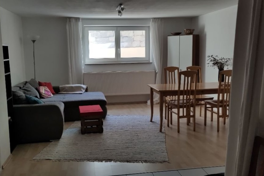 Monteurzimmer: Blick zum Fenster - Möblierte Kellerwohnung für Wochenendheimfahrer in Landshut